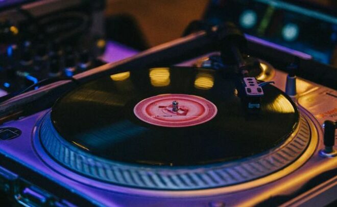 Top Qualities to Look for in a Wedding DJ Service